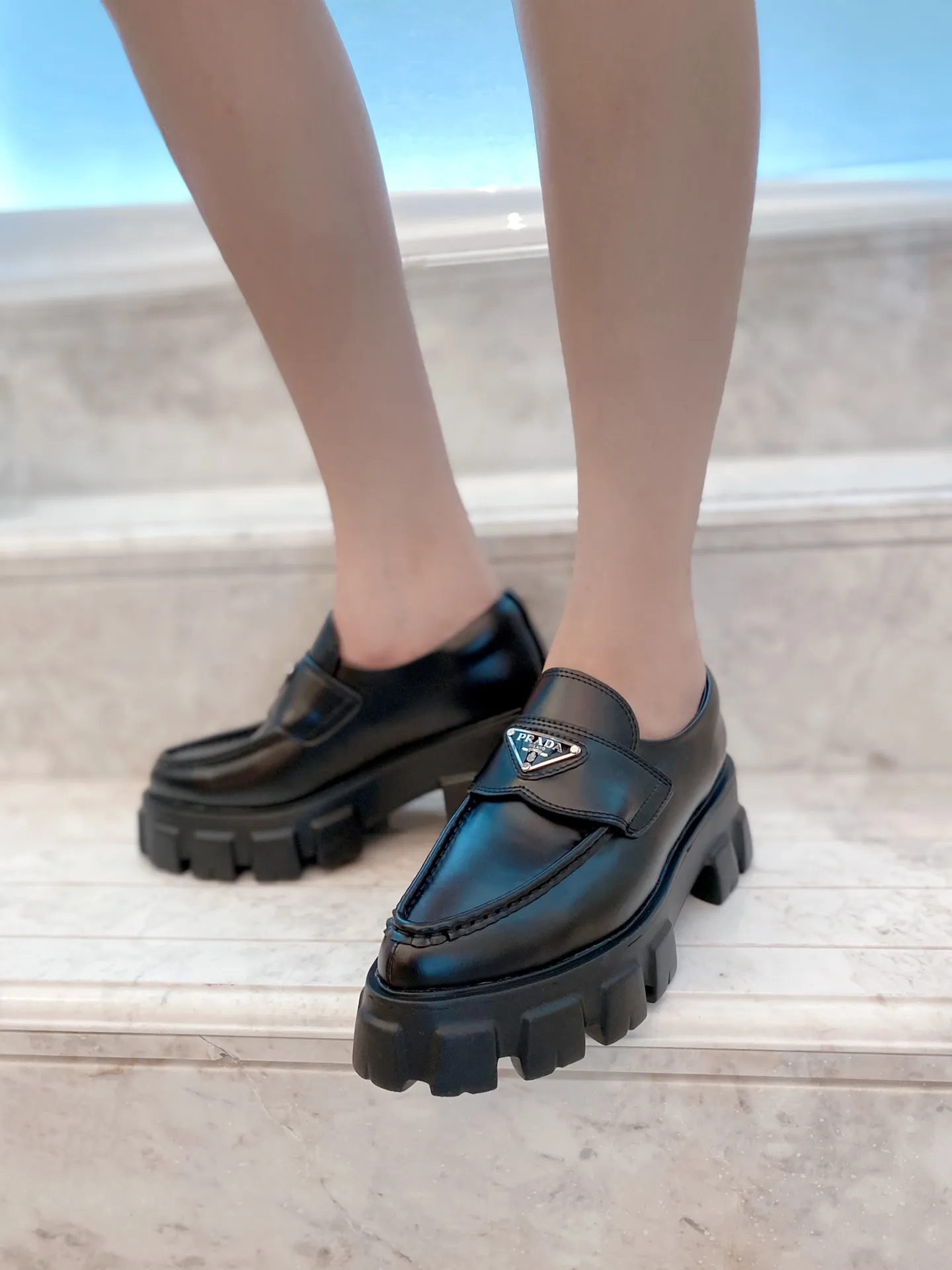✨Ex-factory price p480✨ Women's shoes Women's clothing Women's shoes factory Women's shoes Women's clothing ✨Ex-factory price pRADA Prada 2021 spring and summer upgraded version of the triangular logo loafers Compared to last year's old loafers, the triangle logo of this one has been changed to silver, and a gear print design has been added to the welt, making it feel more delicate and fashionable! The thick-soled design can add a lot of height to your feet!  Purchase the original, disassemble and reproduce it to restore the authentic taste. The top purchasing version!  qThe upper is made of original open-edge beaded cowhide, which is super textured. The lining is made of top-grade mixed sheepskin. z✨Ex-factory price pOpen-molded outsole is non-slip and wear-resistant. Size 35-41